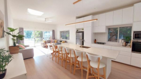 Parking, walk to beach, 3 bedroom Tropical Bondi Beach Oasis, Sydney